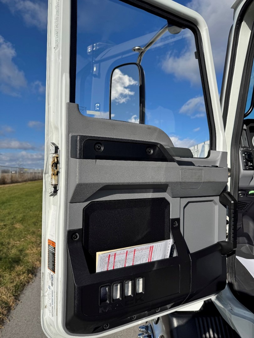 2024 MACK MD6 - USED TRUCKS FLAT BED - image 11